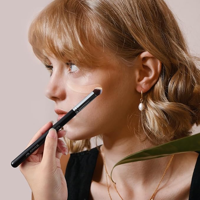 EIGSHOW Angled Concealer Brush Under Eye for Covering Sun Spots Acne Blemishes Concealing Contouring Setting with Liquid Cream (E861)