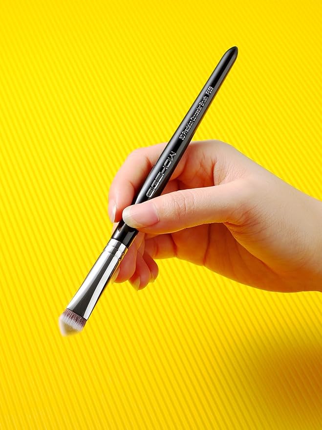 EIGSHOW Concealer Brush Under Eye, Small Triangle Brushes for Precise Coverage Dark Circles Blemishes Acne, Blending Cream and Liquid (F658)